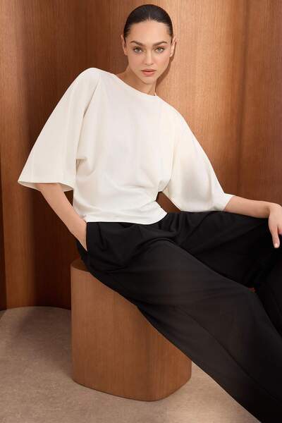 Trendyol Collection Wardrobe Essentials-Ecru Wide Fit Batwing-Ärmel-T-Shirt a...