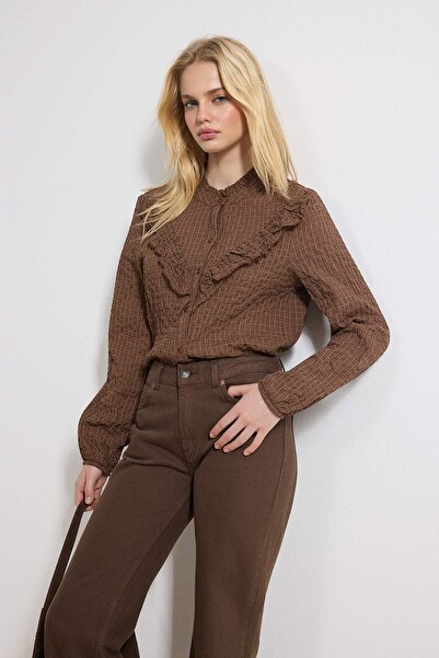 Trendyol Collection Braunes, strukturiertes Rüschenhemd TWOSS26GO00037