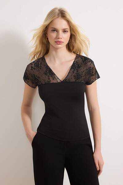 Trendyol Collection Bluză neagră ajustată/ mulat cu decolteu în V, mânecă scu...