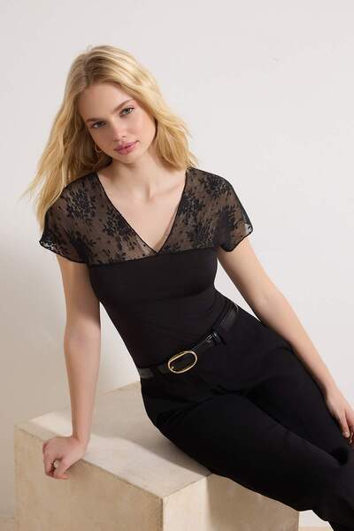 ترينديول كوليكشن بلوزة سوداء محبوكة مرنة بفتحة رقبة على شكل حرف V وأكمام قصير...