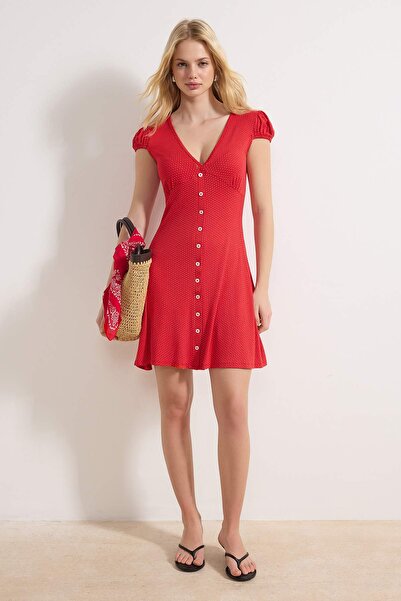 Trendyol Collection Rotes, gepunktetes, tailliertes Minikleid mit V-Ausschnit...