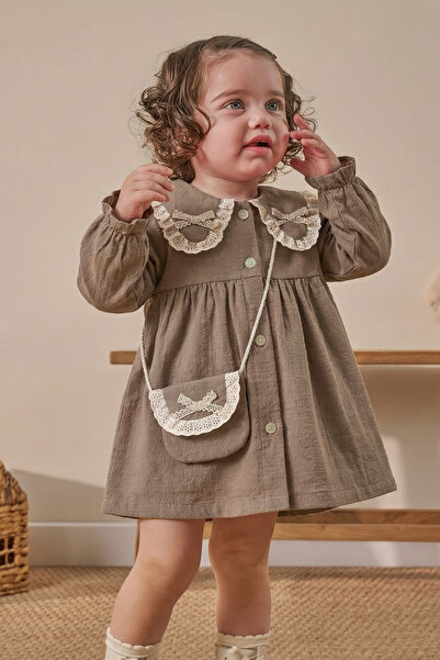 Minipodyum Dantel Detaylı Bebe Yaka Çantalı Bayramlık Keten Kız Bebek Elbise