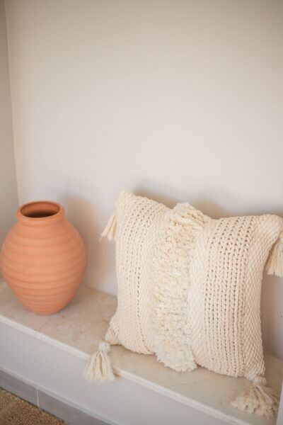 Bohemart وسادة مغربية منسوجة يدويًا بتصميم مملوء بالكتان