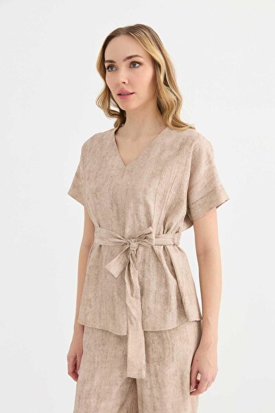 Selen Giyim Kendinden Desenli V Yaka Düşük Kol Bağlamalı Bluz / BEJ