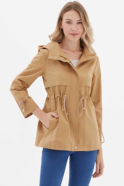 Selen Giyim Beli Büzgülü Önü Parçalı Kapüşonlu Trençkot / KOYU BEJ