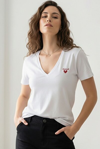 Mood Lab Regular Fit V Yaka Basic Beyaz Kısa Kollu Tişört Kalp Baskılı