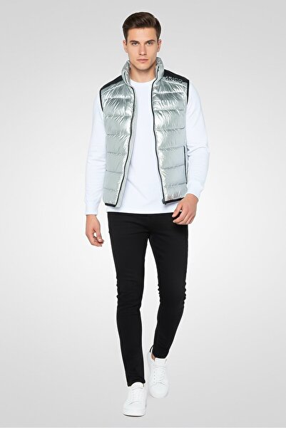 Hugo by Hugo Boss سترة منفوخة بشعار العلامة التجارية للرجال، باللون الفضي