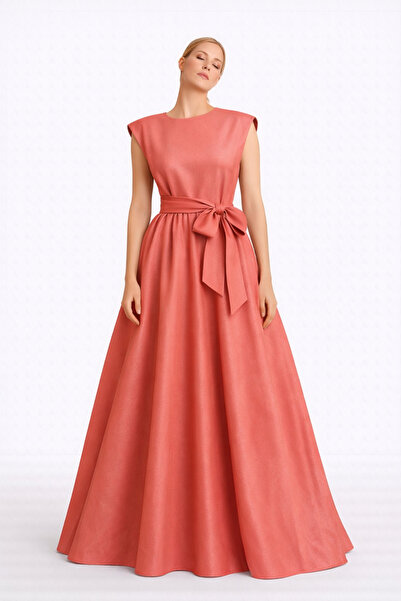 MERT ERKAN فستان طويل أنيق من التفتا بتفاصيل واسعة على الكتف وأكمام عميقة