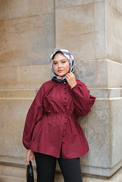 LOCCO قميص بريت بتفاصيل أزرار باللون الأحمر الداكن