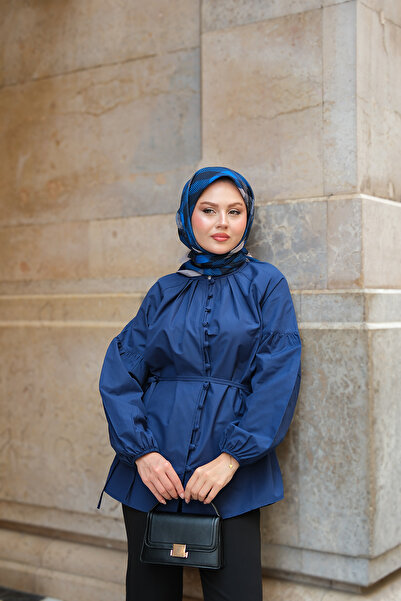 LOCCO قميص بريت بتفاصيل أزرار باللون الأزرق الداكن