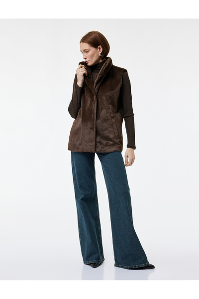 Koton Çıt Çıt Düğme Detaylı Kolsuz Oversize Dik Yaka Suni Kürk Yelek