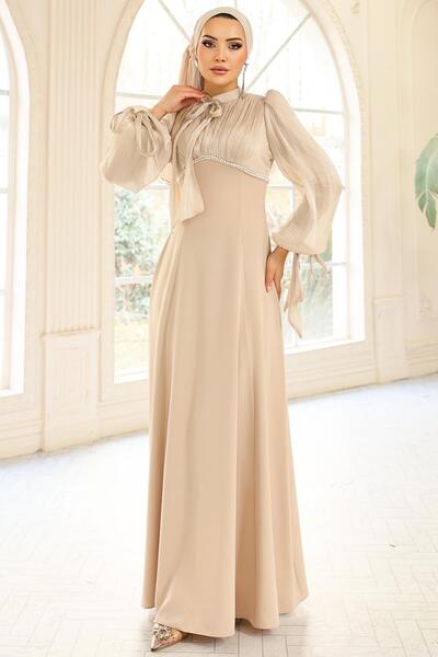 Olcay Yoryo-Kombination aus Seidenkrepp und Hijab-Kleid mit Spitzen- und Perl...