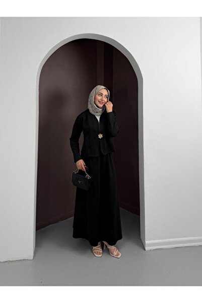 butik hira Costum scuba cu fustă și broșă detaliată