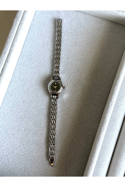 FIERA JEWELRY ساعة يد نسائية فضية اللون بقرص أسود وتصميم كلاسيكي بسيط من الفولاذ