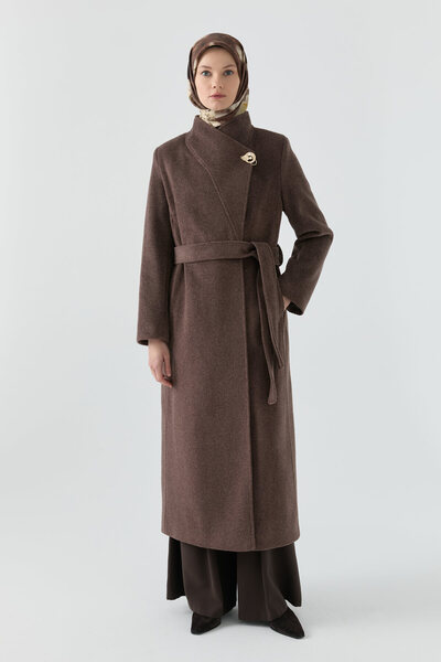 Tuğba Broş Detaylı Kuşaklı Manto - Kahve