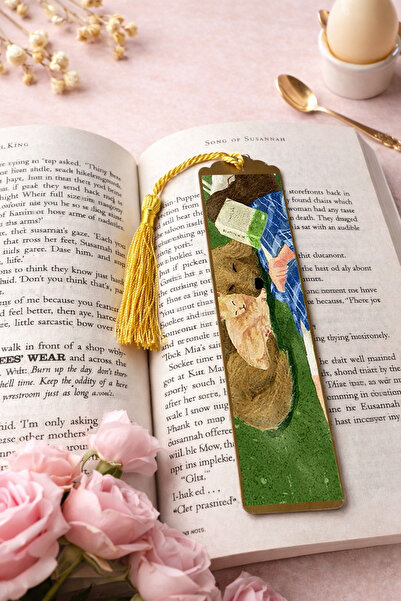 RenkliİzlerAtölyesi فاصل كتب معدني بتصميم لوحة فنية (قصص هادئة)