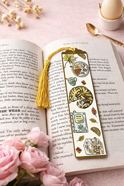 RenkliİzlerAtölyesi فاصل كتب معدني بتصميم لوحة فنية (قصص هادئة)