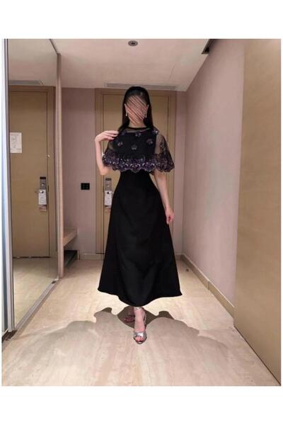 Genenic A black dress adorned with elegant and attractive roses