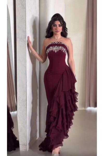 Genenic A luxurious dress in a captivating burgundy color