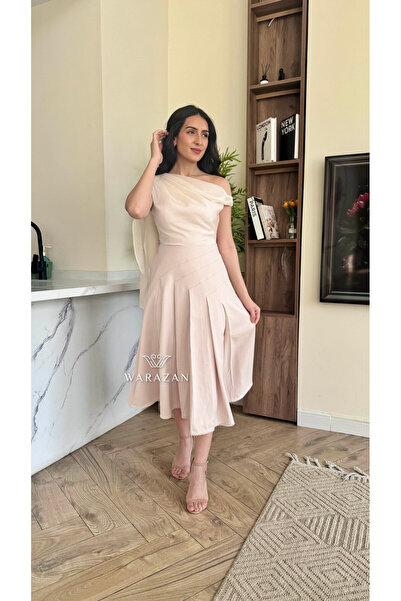 Warazan A soft dress with an off-the-shoulder cut