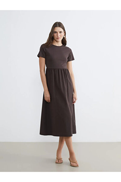 LC Waikiki Φόρεμα LCW Comfort σε καφέ χρώμα με λαιμόκοψη και εφαρμογή στη μέση