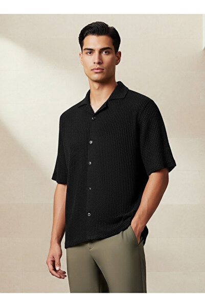 Iconic قميص رجالي بأكمام قصيرة وياقة واسعة وقصة عادية وياقة مربعة.