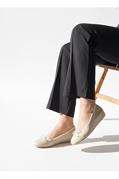 Favi Ayakkabı Бежови суедни обувки с скрита подложка от 4 см и панделка