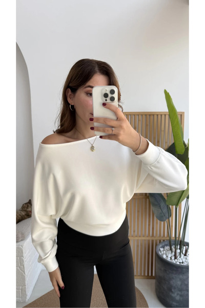 Butik Asimetrik Kesim Kayık Yaka Omzu Açık Bluz