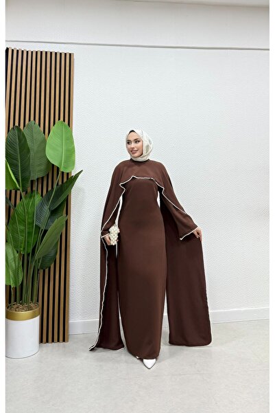 BURCU TESETTÜR Rochie de seară din crep, cu pelerină și perle brodate, stil T...