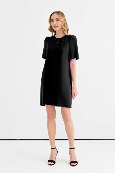 Selen Önü Fiyonklu Kısa Kol Elbise / SİYAH