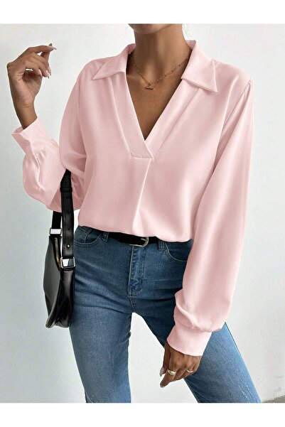 Şamdan A soft pink blouse with long sleeves and a V-neck, a modern design.