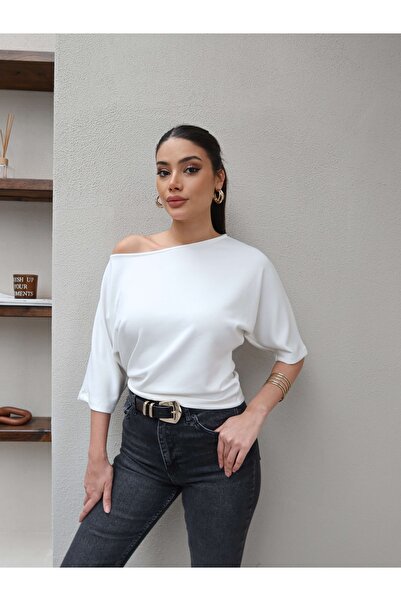 ESRAHELVACI Μπλουζάκι με ίσια λαιμόκοψη
