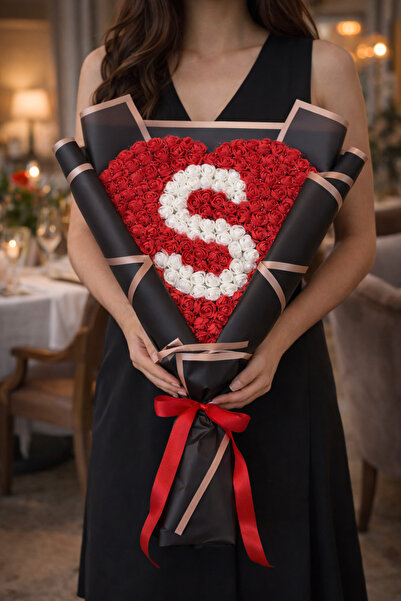 Salish Kişiye Özel Harf Tasarımlı Kalp Gül Buketi – İstenilen Harfli, Şık Siy...