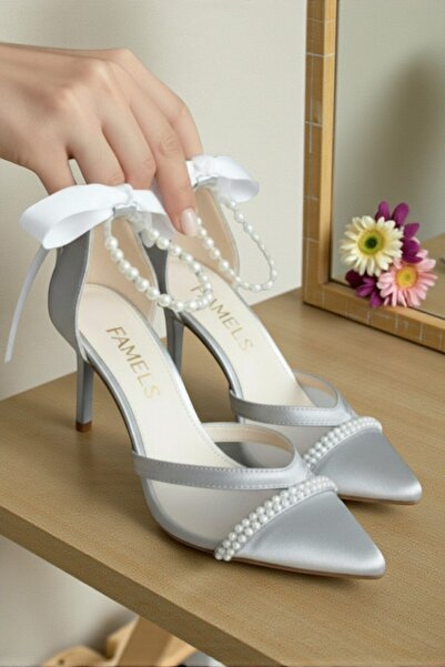 Famels Pantofi cu toc argintiu, cu perle albe și detalii tip cască, pantofi d...