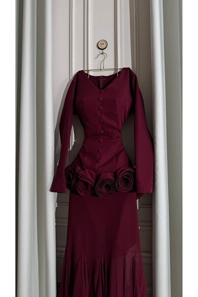 ainaqat aljawhara Laila's dress