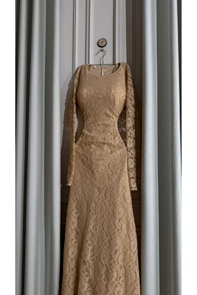 ainaqat aljawhara Sarah's dress