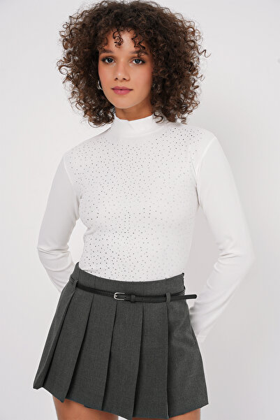 Bigdart White long-sleeved blouse with a closed collar, decorated with crysta...