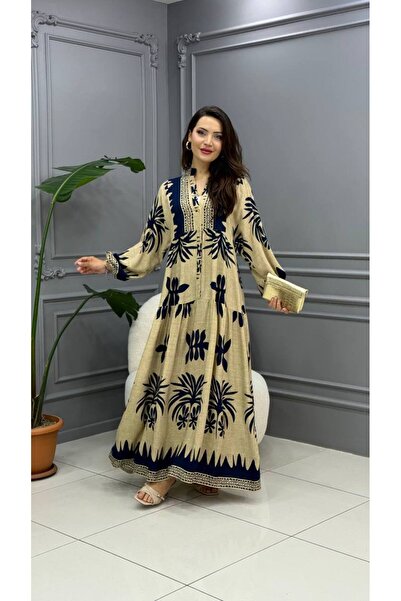 Cannes فستان بيج طويل مطرز بتطريز آيا ويا، ذو تصميم عرقي وياقة على شكل حرف V