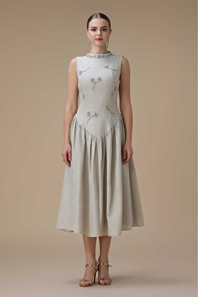 REVE A charming gray dress, adorned with the sparkle of hand embroidery, its ...