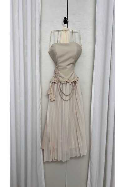 qmhafrst Barbie dress with a bodice and pleated flare, adorned with Lizz roses.