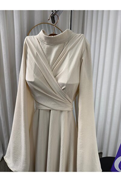 Kendallksa white long-sleeved evening dress