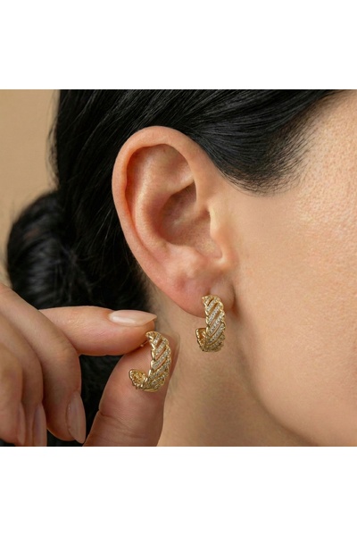 AccessoriesCınCık أقراط نسائية من الفولاذ بلون ذهبي مع تفاصيل من حجر الزركون