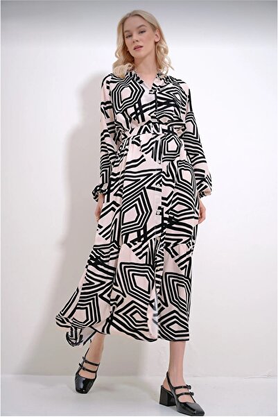 NayStyle فستان نسائي طويل بحزام ونقشة هندسية - ياقة قميصية بأزرار وطول ماكسي