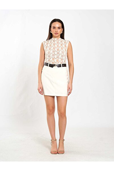 Coral تنورة قصيرة مزودة بحزام 041169 كريمي