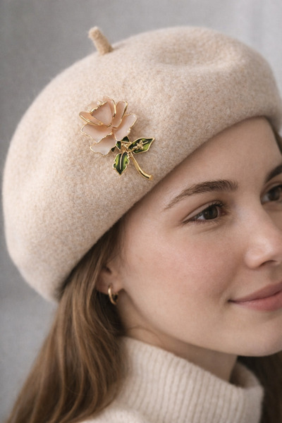 Lanuna Gold Kaplama Krem Renk Gül Figürlü Broş