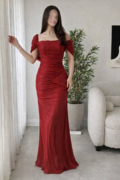 Bamah A long, elegant burgundy dress