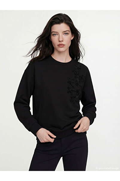 LC Waikiki Rmz Gi̇yi̇m Farkiyla Zero Roba Rose Appliqué Detailed Women's Swea...