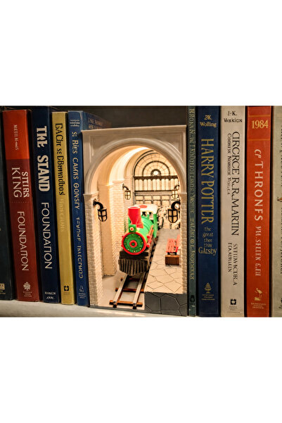 NS ATEİLER Işıklı Tren İstasyonu Book Nook – Kitap Arası Dekoratif 3D Diorama...