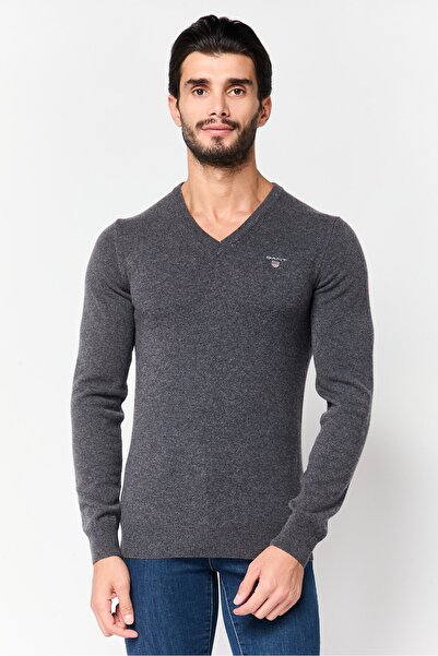 Gant سترة رجالية بشعار مطرز على شكل حرف V، باللون الرمادي