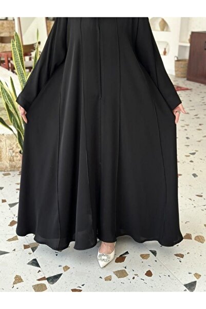 Karmen Al Mazyouna Abaya – A luxurious black abaya with a half-circle crepe c...